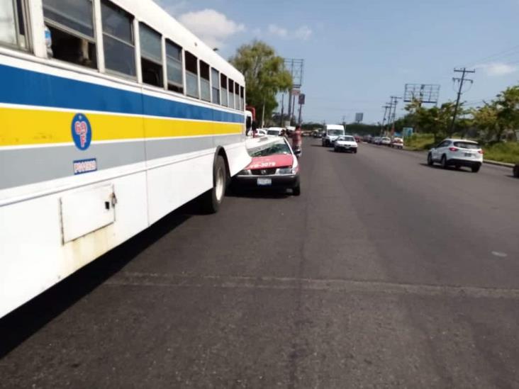 Taxista se duerme al volante y se incrustarse en la parte trasera de un autobús