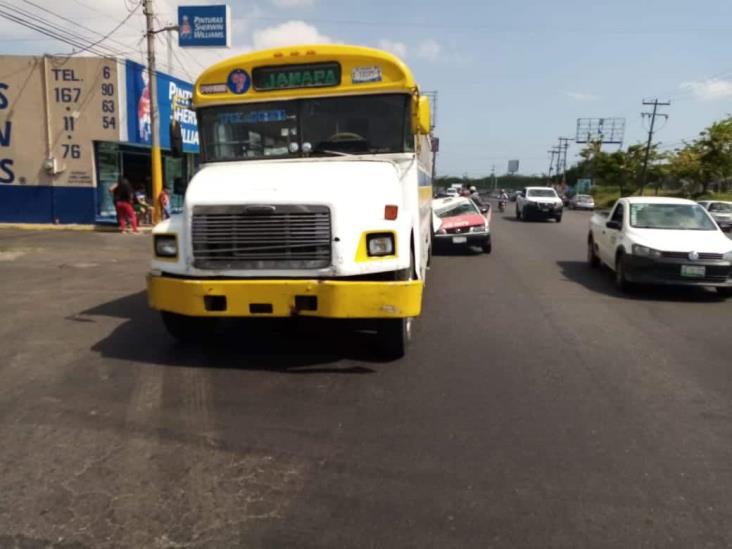 Taxista se duerme al volante y se incrustarse en la parte trasera de un autobús