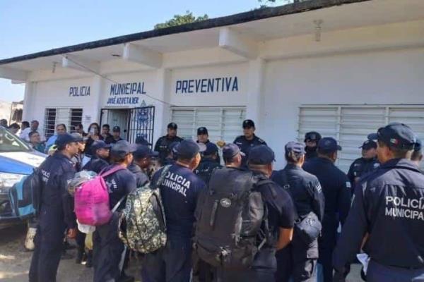 Relevan Sedena, Semar y SSP a Policía Municipal en Azueta