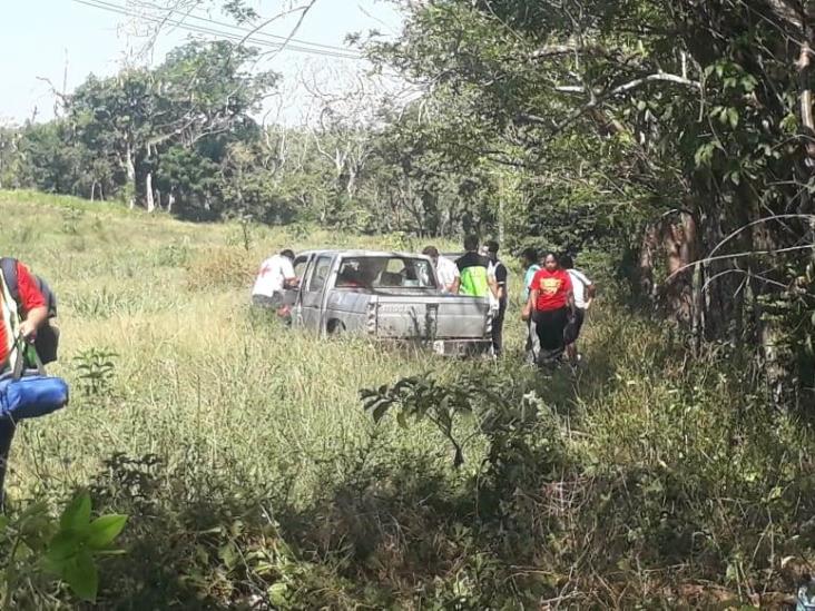 Camioneta particular se sale del camino y deja tres personas lesionadas