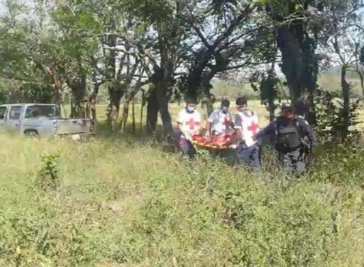 Camioneta particular se sale del camino y deja tres personas lesionadas