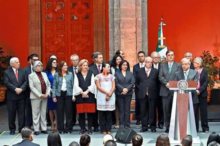 AMLO pide a miembros de gabinete bajar 8% sus sueldos para apoyar a salud