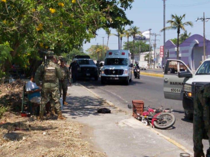 Elementos de la SEMAR impactan a joven motociclista