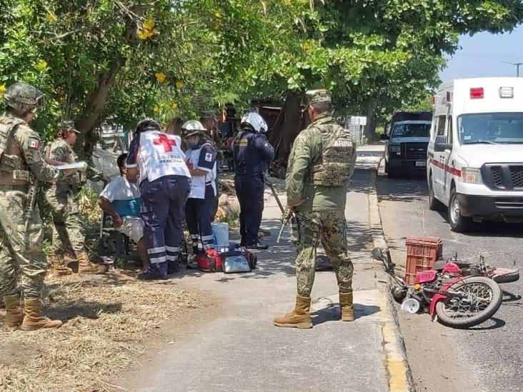 Elementos de la SEMAR impactan a joven motociclista