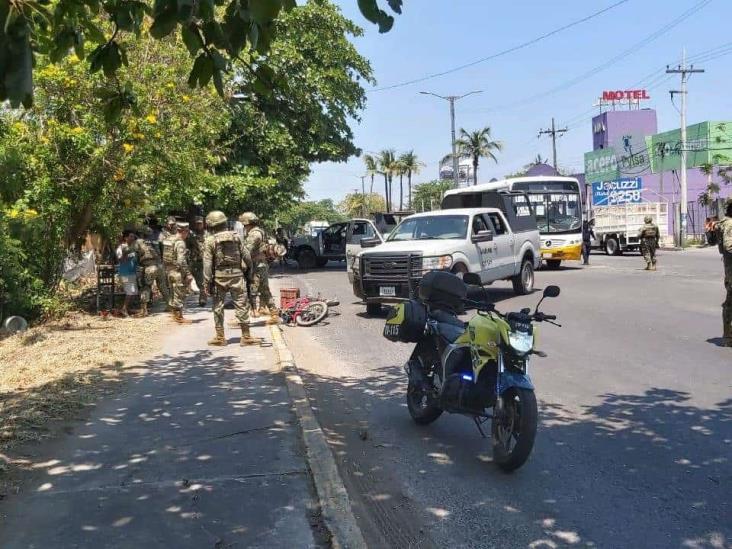 Elementos de la SEMAR impactan a joven motociclista