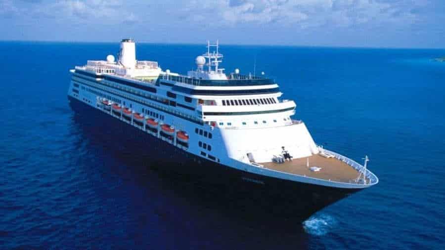 Crucero navega con decenas de enfermos; busca atracar en Puerto Vallarta