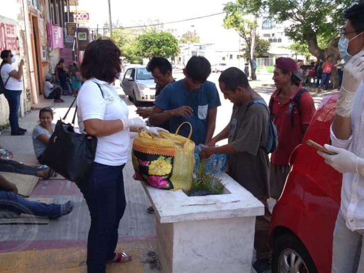 Llevan alimentos y bebidas a los más necesitados