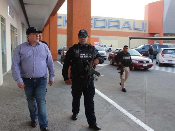 Recorre Hugo Gutiérres plazas comerciales; siguen operativos