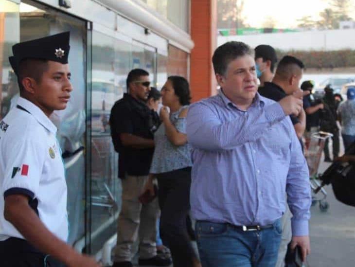 Recorre Hugo Gutiérres plazas comerciales; siguen operativos