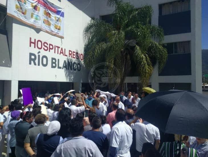 Acusan amenazas y falta de equipo en Hospital de Río Blanco