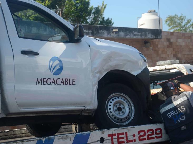 Choca vehículo contra camioneta; deja solo daños materiales