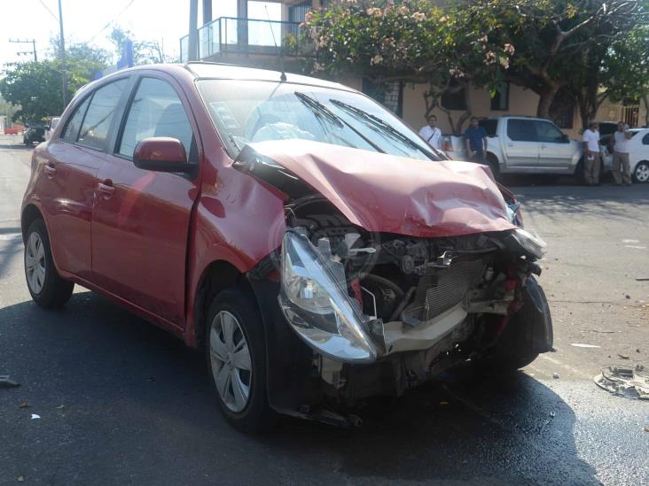 Choca vehículo contra camioneta; deja solo daños materiales