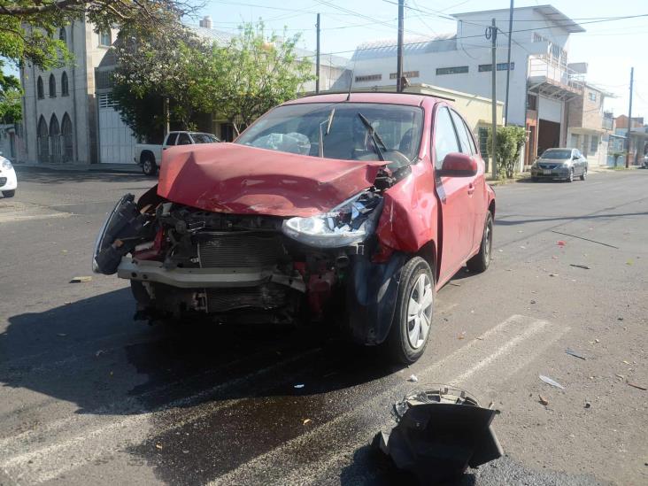 Choca vehículo contra camioneta; deja solo daños materiales