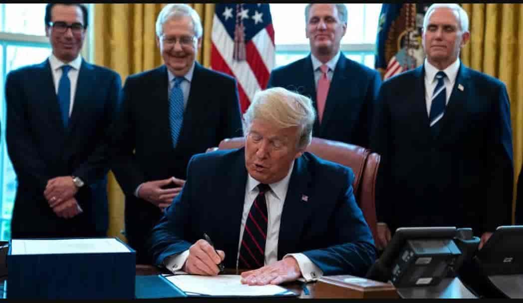 Trump firma el histórico paquete de estímulos de 2.2 bdd