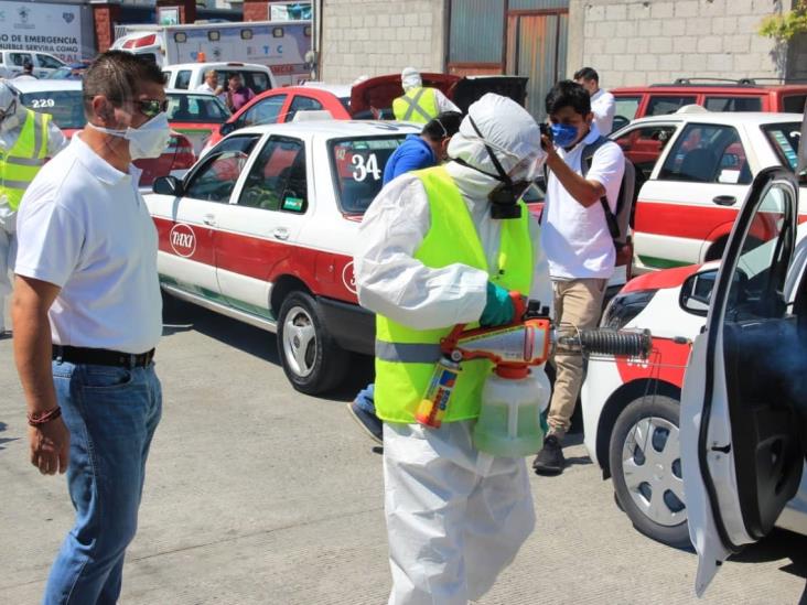 Sanitizan taxis en Orizaba; piden reducción de precios