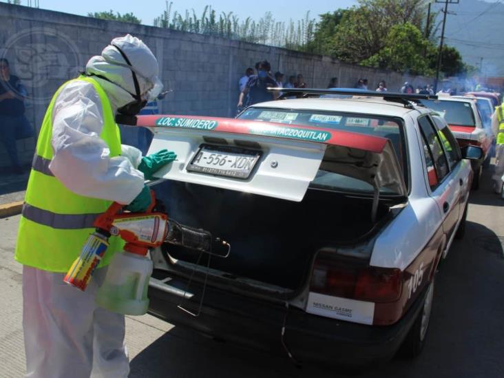 Sanitizan taxis en Orizaba; piden reducción de precios