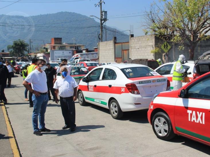 Sanitizan taxis en Orizaba; piden reducción de precios