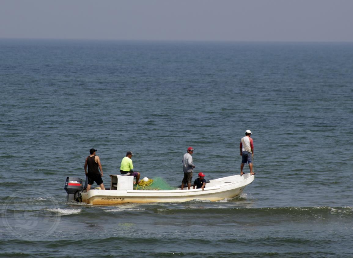 Ante baja producción, pescadores se arriesgan adentrándose más al Golfo de México