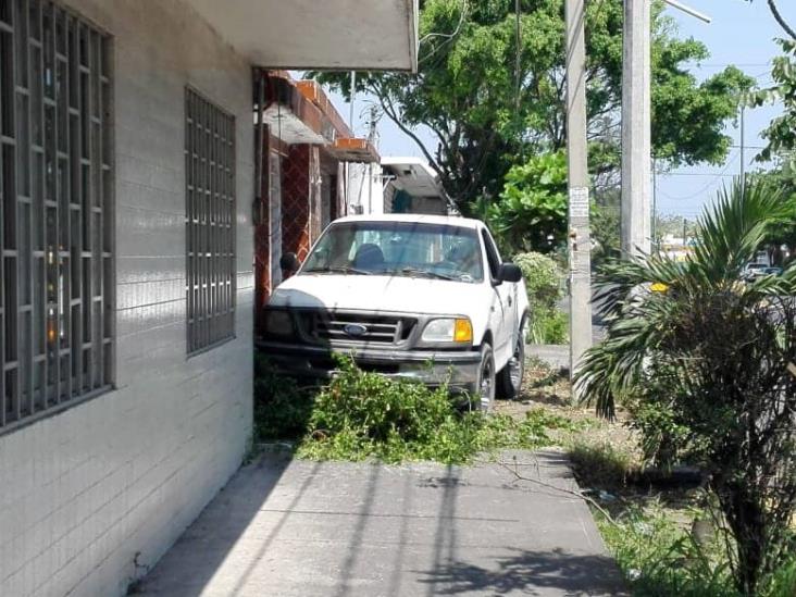 Joven provoca fuerte accidente debido a falla mecánica