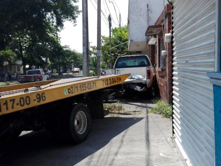 Joven provoca fuerte accidente debido a falla mecánica