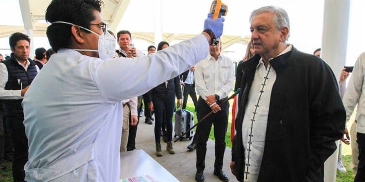 Con sana distancia inaugura AMLO  hospital en Oaxaca