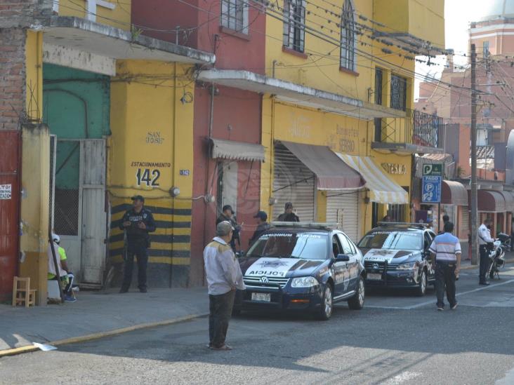 Hallan sin vida a un velador en estacionamiento de Orizaba