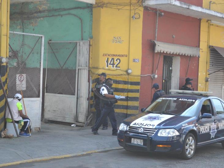 Hallan sin vida a un velador en estacionamiento de Orizaba