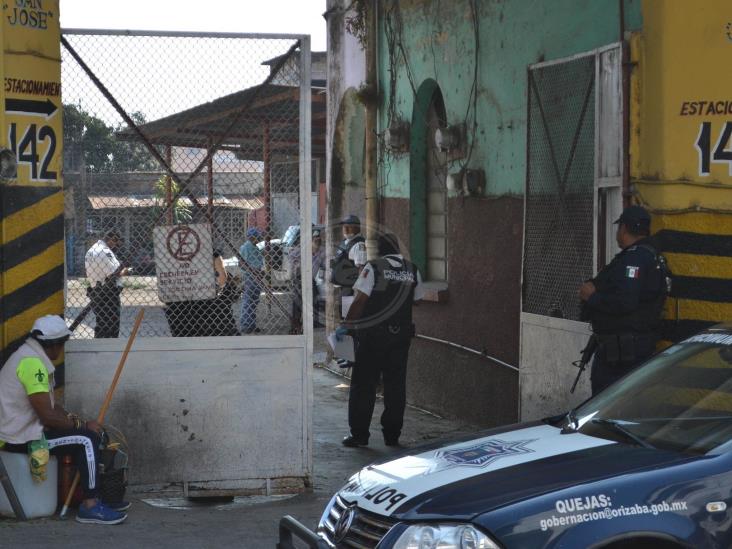 Hallan sin vida a un velador en estacionamiento de Orizaba