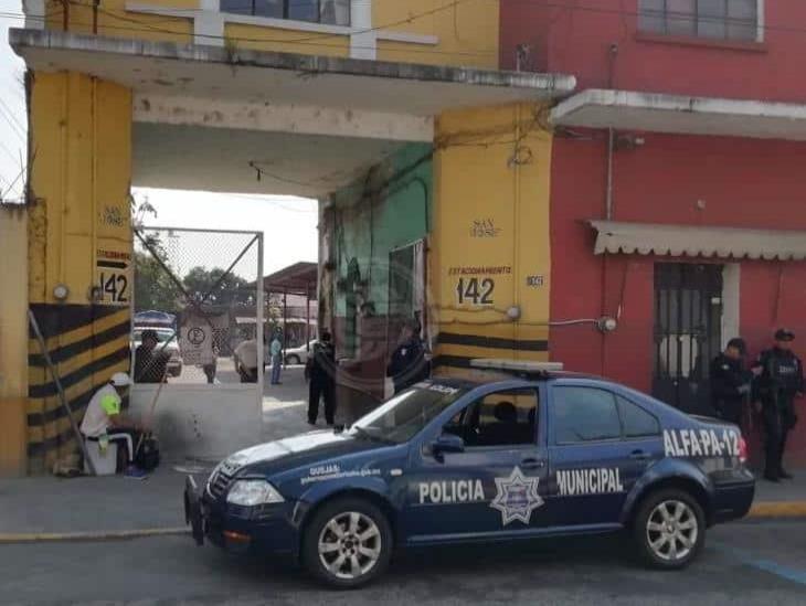 Hallan sin vida a un velador en estacionamiento de Orizaba