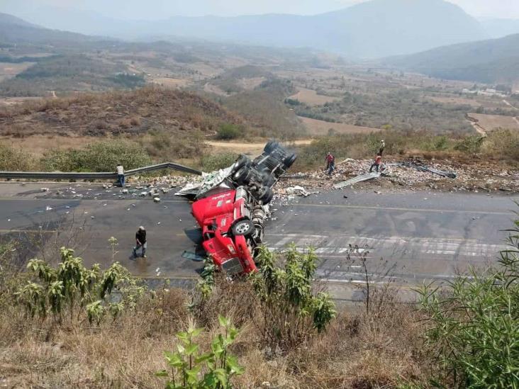 Vuelca tráiler con cervezas en las cumbres de Maltrata