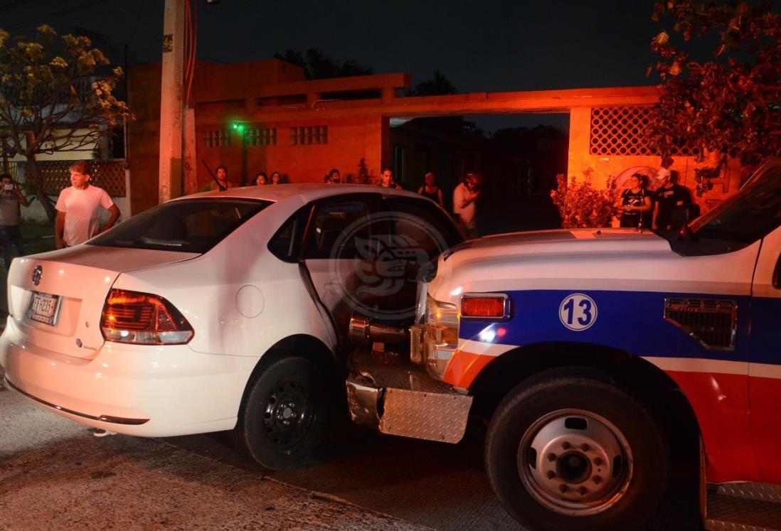 Fatal accidente entre una ambulancia y un automóvil deja dos personas lesionadas