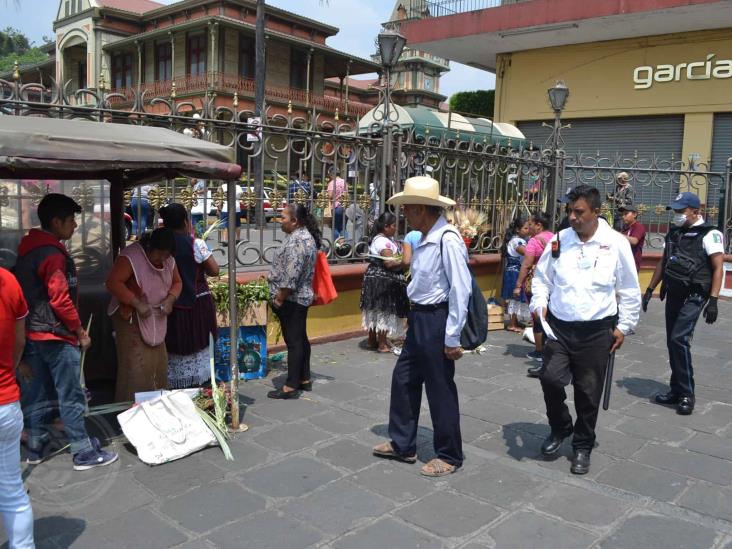 Retiran a vendedores de palmas del atrio de Catedral de Orizaba