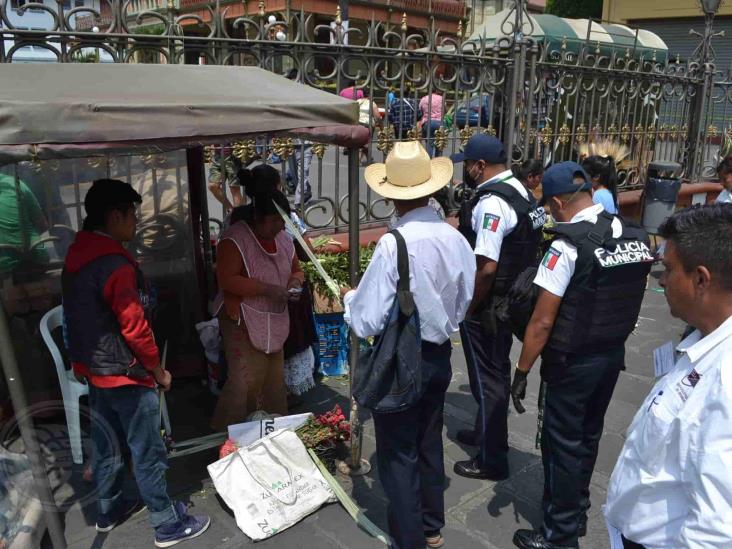 Retiran a vendedores de palmas del atrio de Catedral de Orizaba