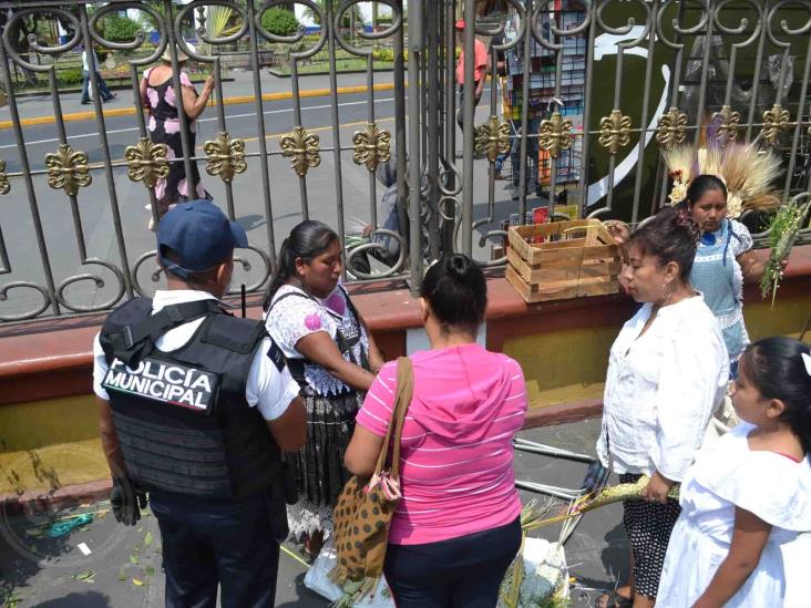 Retiran a vendedores de palmas del atrio de Catedral de Orizaba