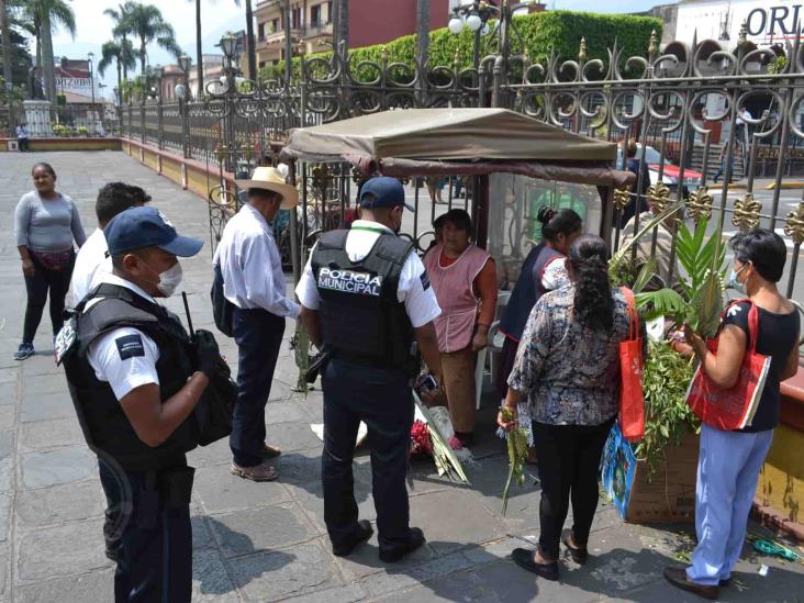 Retiran a vendedores de palmas del atrio de Catedral de Orizaba