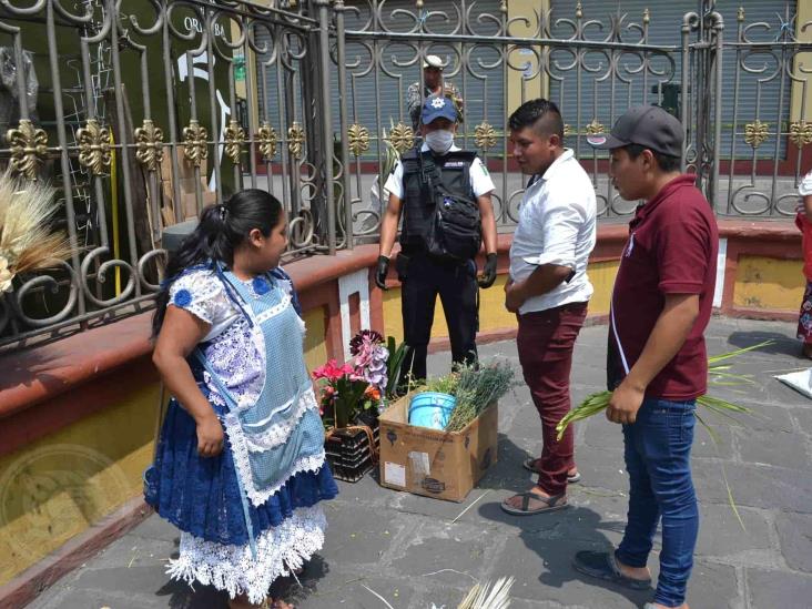 Retiran a vendedores de palmas del atrio de Catedral de Orizaba