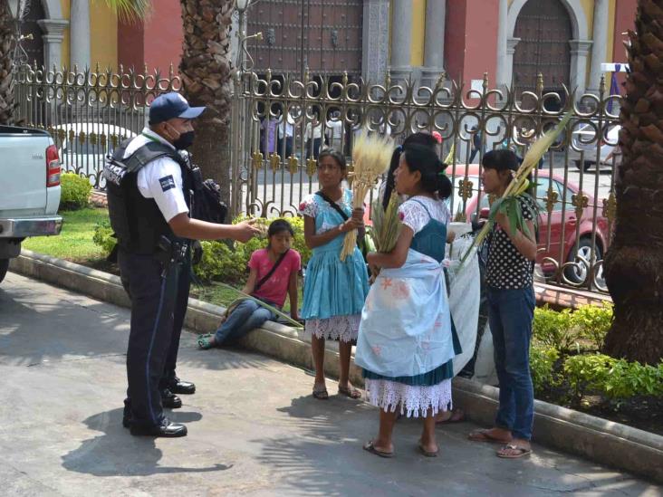 Retiran a vendedores de palmas del atrio de Catedral de Orizaba