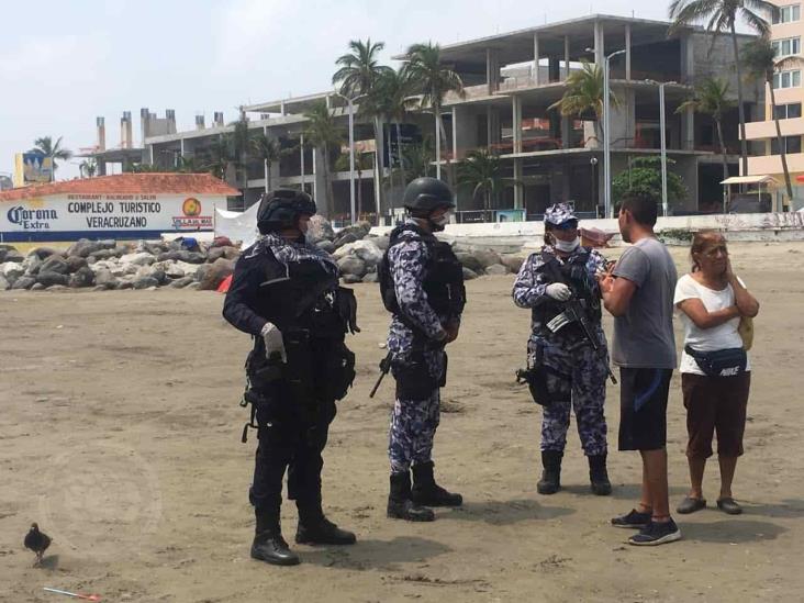 Palaperos y bañistas se burlan de contingencia y atiborran playa de Veracruz