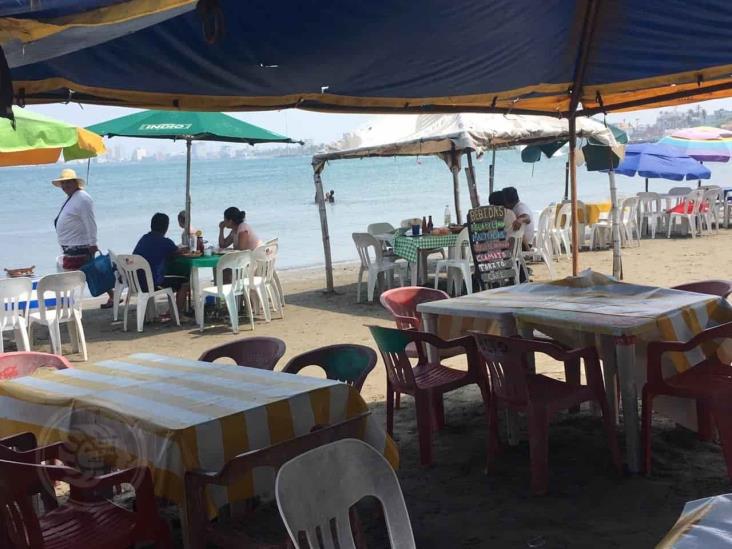 Palaperos y bañistas se burlan de contingencia y atiborran playa de Veracruz