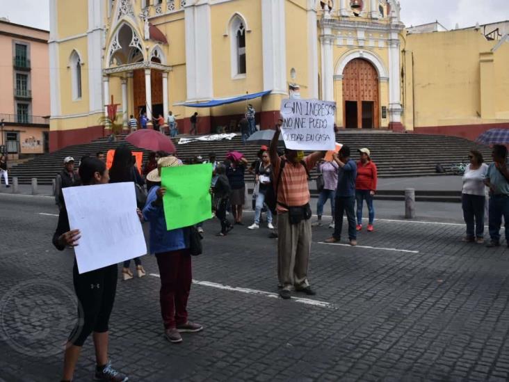 Vendedores ambulantes claman apoyo en Xalapa; reportan pérdidas de 90%