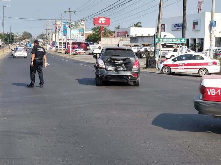 Accidente deja tres personas lesionadas y cuantiosos daños materiales