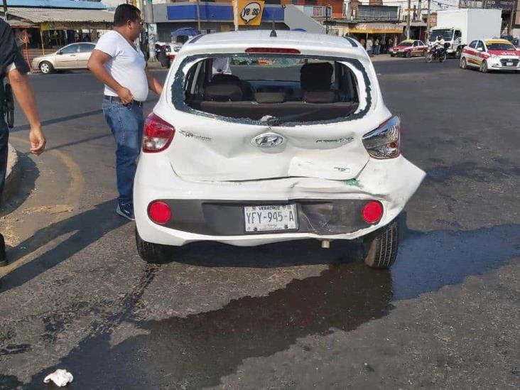 Accidente deja tres personas lesionadas y cuantiosos daños materiales