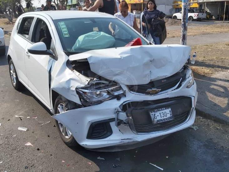 Accidente deja tres personas lesionadas y cuantiosos daños materiales