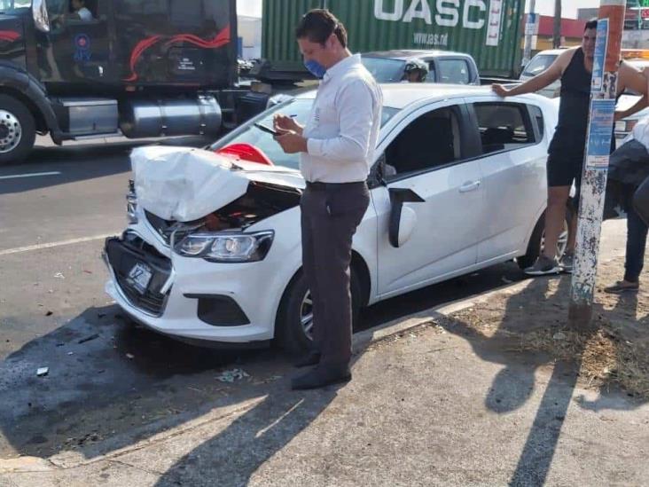 Accidente deja tres personas lesionadas y cuantiosos daños materiales