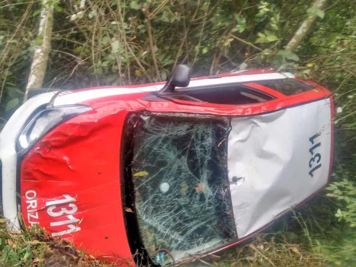 Volcadura de taxi en carretera federal Orizaba-Zongolica