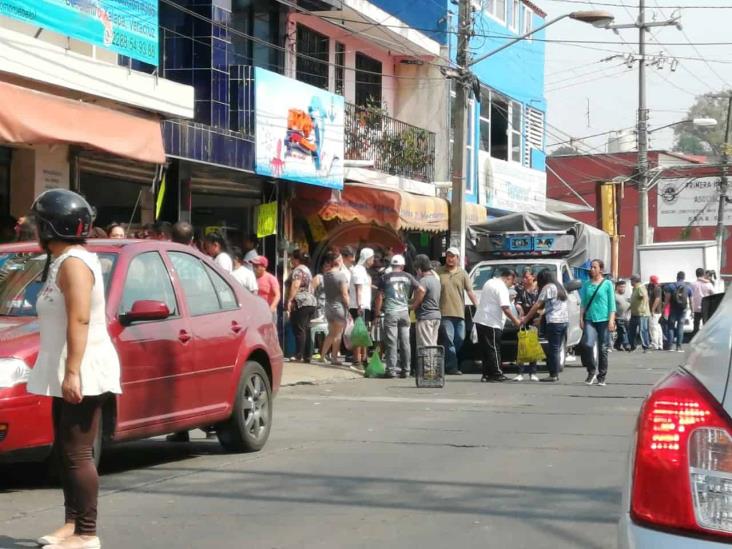 ¿Y la sana distancia? Xalapeños la olvidan y atestan pescaderías