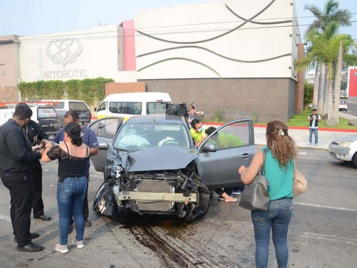 Se registra fuerte accidente en calles céntricas de Veracruz; deja una persona herida