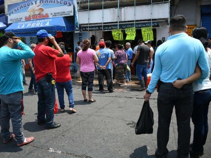 #QuédateEnCasa: xalapeños van a pescaderías… bajo vigilancia