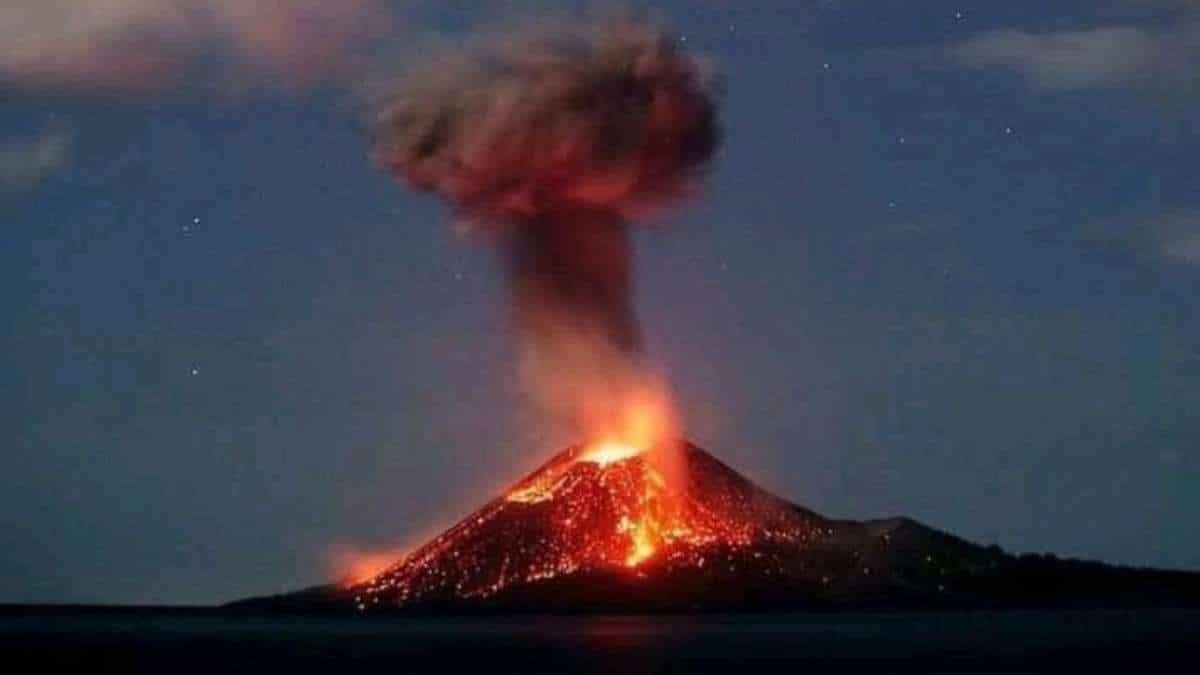 El volcán Krakatoa en Indonesia hace erupción