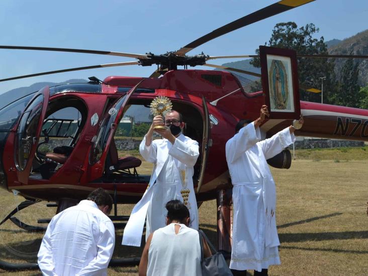 Sacerdotes bendicen a Córdoba y Orizaba desde helicóptero